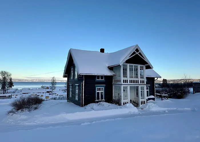 Idylliske Evjua Ved Mjosa