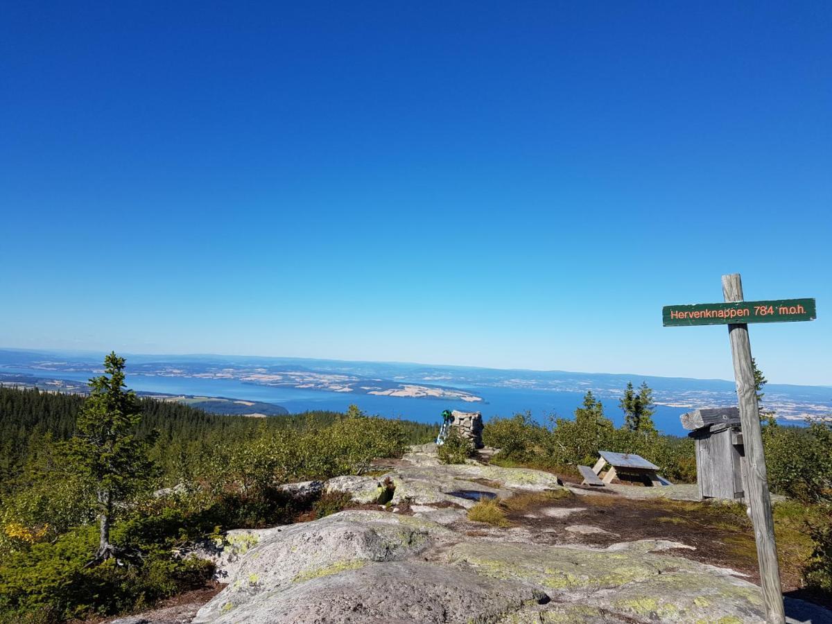 Idylliske Evjua Ved Mjosa Skreia