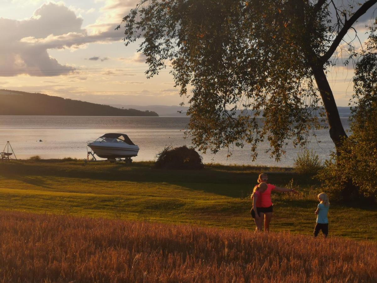 Idylliske Evjua Ved Mjosa Skreia