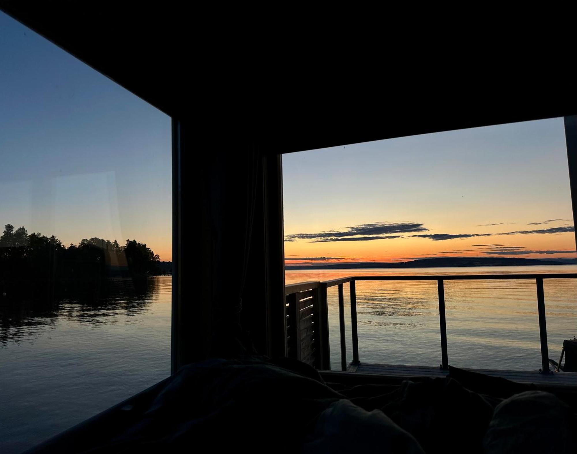 Idylliske Evjua Ved Mjosa Skreia