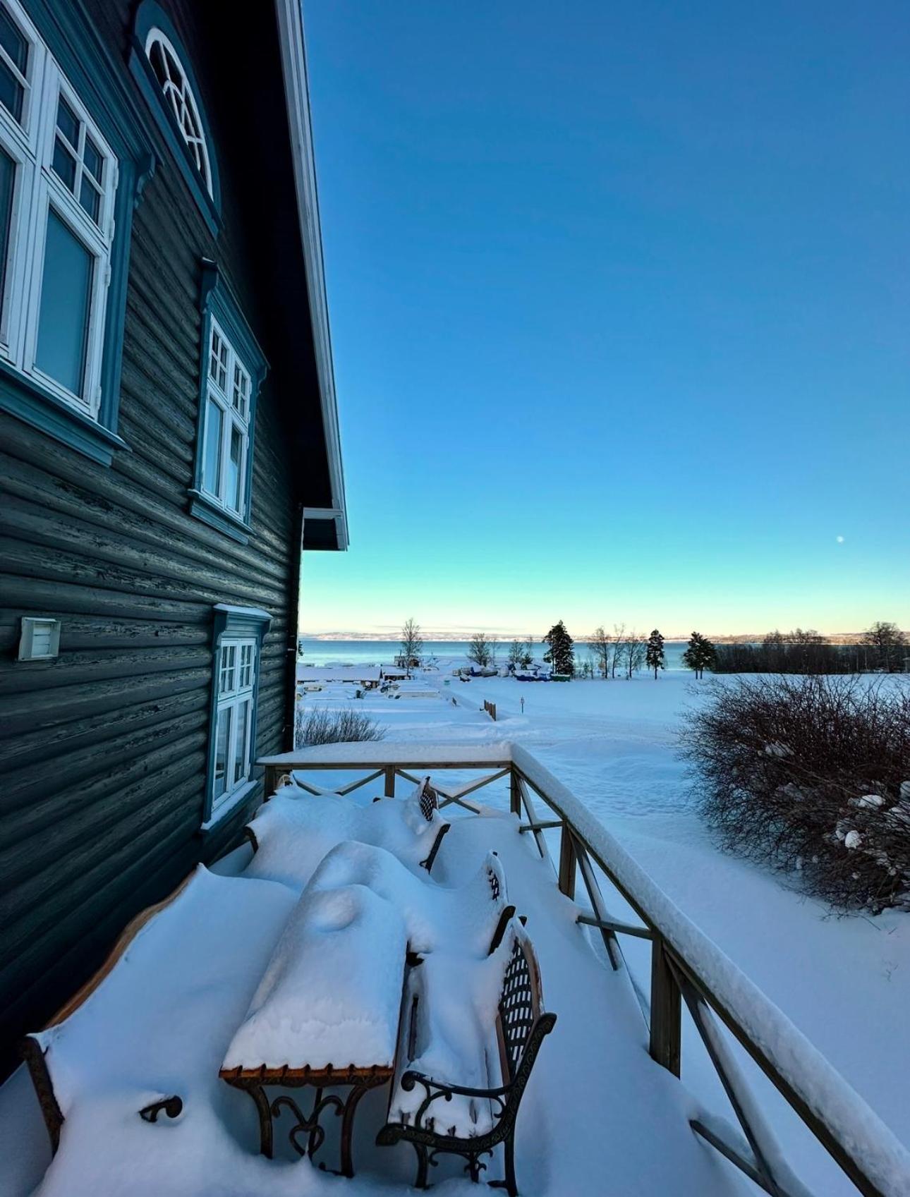 Idylliske Evjua Ved Mjosa *